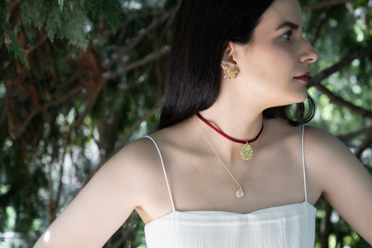 Doğal taş charm, burç madalyonuyla katmanlı — Monapetra